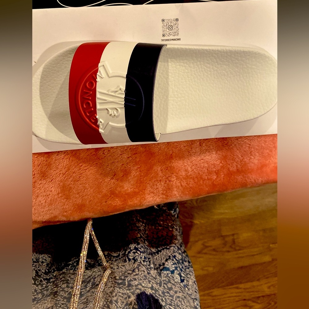 🩴 Rubber band with tricolor logo
* Ultralight and non-slip rubber sole
